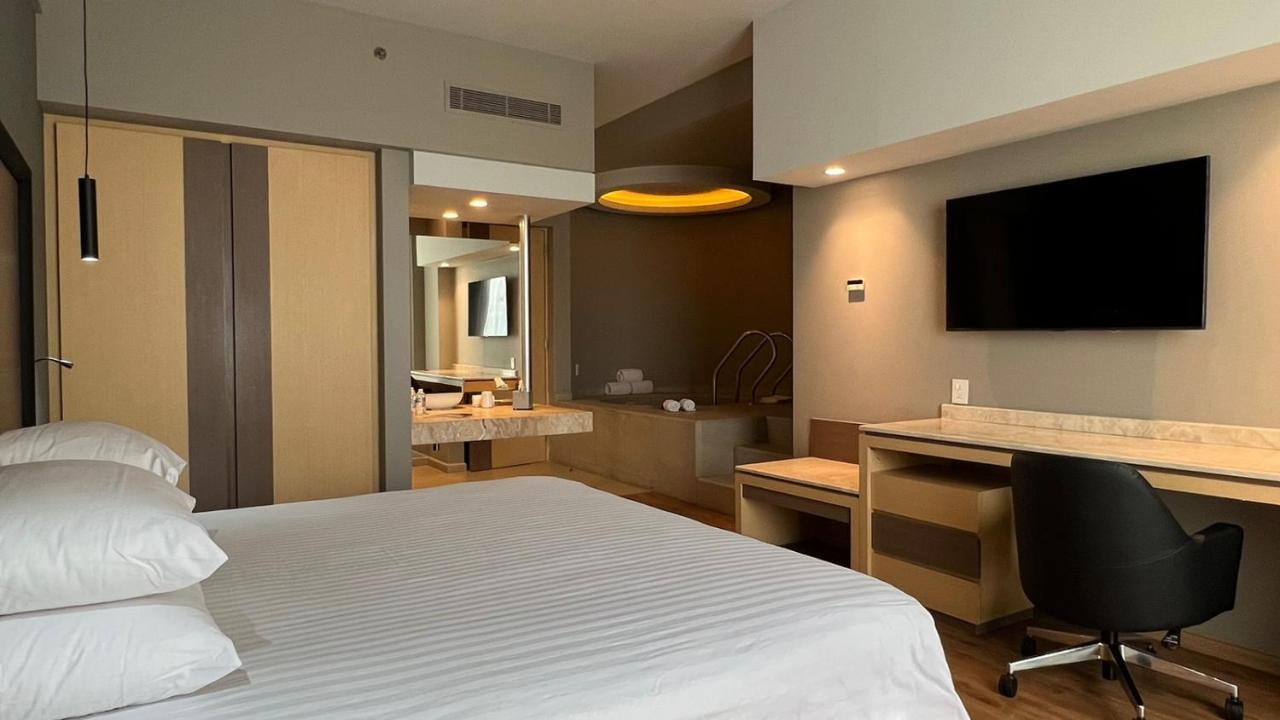 Ramada By Wyndham Mexico City Santa Fe Extérieur photo