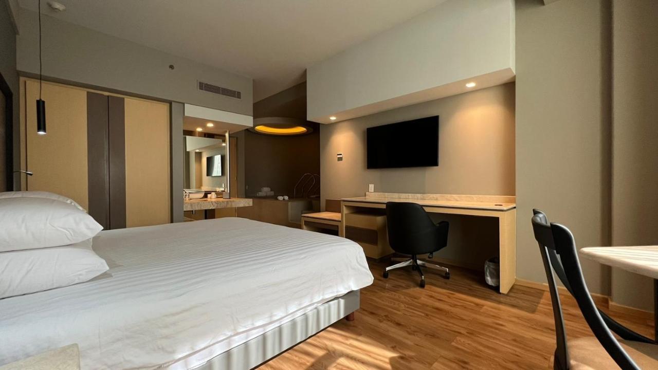 Ramada By Wyndham Mexico City Santa Fe Extérieur photo