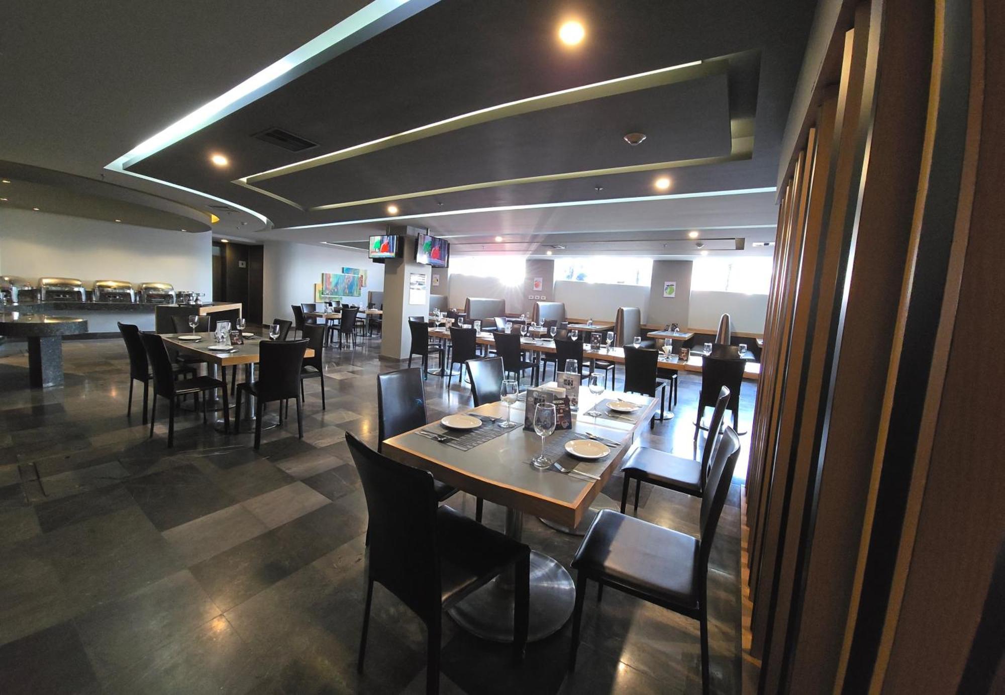 Ramada By Wyndham Mexico City Santa Fe Extérieur photo
